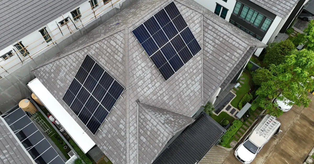 ภาพแผงโซลาร์เซลล์บนหลังคาบ้านจากผลงานติดตั้งของ Elise