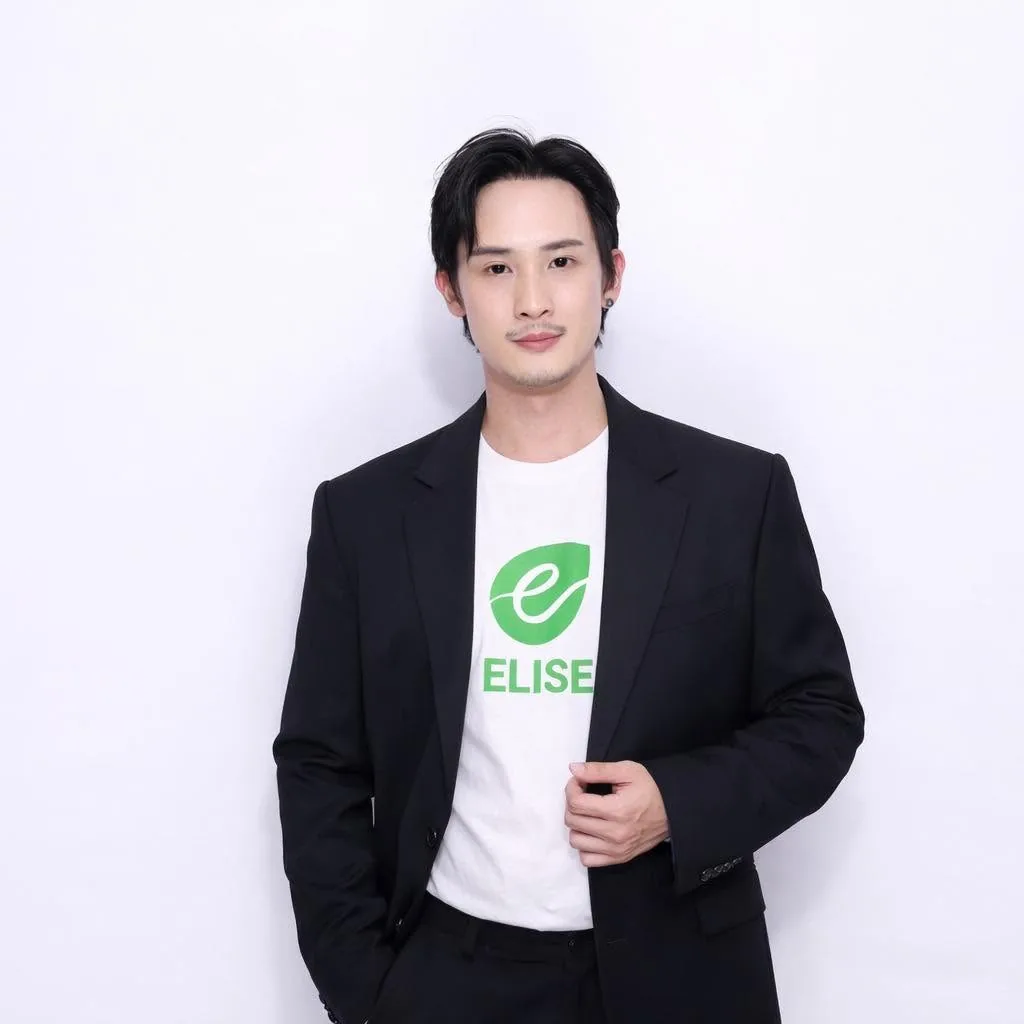 พี่บูมจาก Elise Technology สวมเสื้อโลโก้ Elise