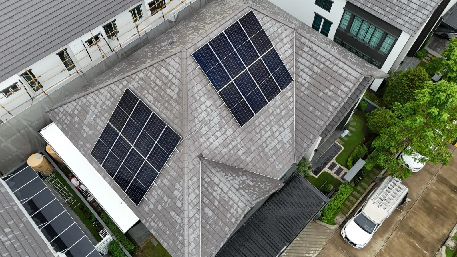 ภาพโดรนแสดงการวางแผงโซลาร์เซลล์บนหลังคาบ้านจริงโดย Elise